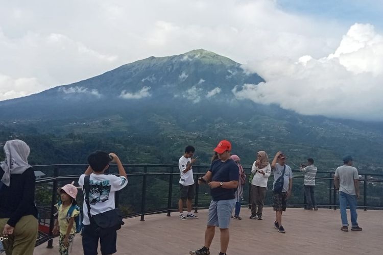 Panorama Gunung Merapi dilihat dari objek wisata Ketep Pass, Magelang.