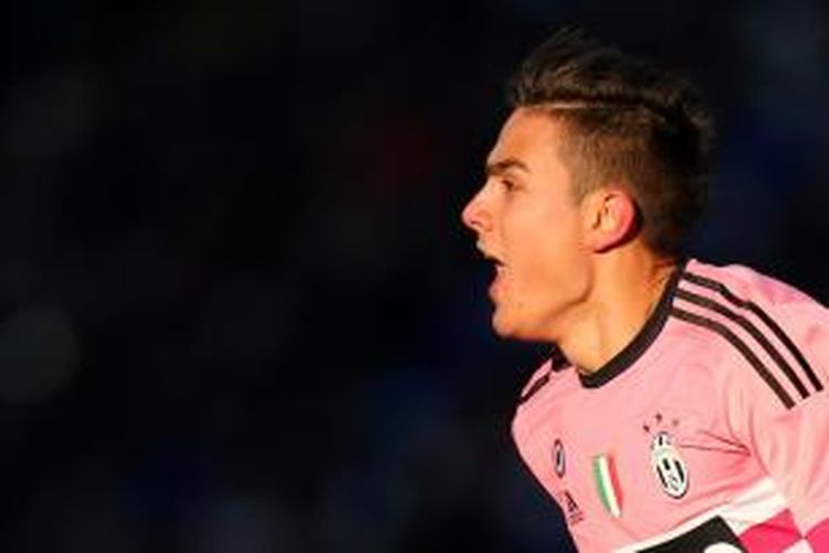 Penyerang Juventus, Paulo Dybala, melakukan selebrasi usai membobol gawang Udinese pada laga lanjutan Serie A di Stadion Friuli, Minggu (17/1/2016).