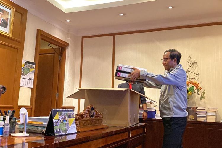 Calon wakil presiden nomor urut 3, Mahfud MD mengemas barang-barangnya usai berpamitan dengan staf Kemenko Polhukam di kantor Kemenko Polhukam, Jakarta Pusat, Jumat (2/2/2024).