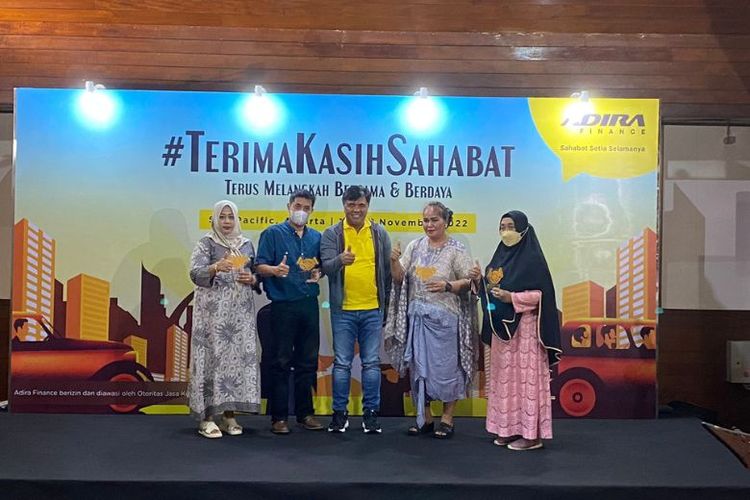 Direktur Utama Adira Finance Dewa Made Susila memberikan plakat penghargaan kepada pelanggan terpilih Adira Finance di Hotel Sari Pan Pacific, Jakarta Pusat, Sabtu (12/11/2022). 

