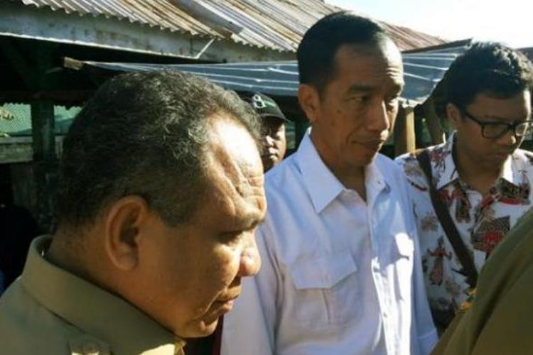 Gubernur DKI Jakarta Joko Widodo bersama Gubernur Nusa Tenggara Timur Frans Lebu Raya pagi ini, Selasa (29/4/2014) sambangi pasar Oeba, Kelurahan Fatubesi, Kecamatan Kelapa Lima, Kupang, Nusa Tenggara Timur. 
