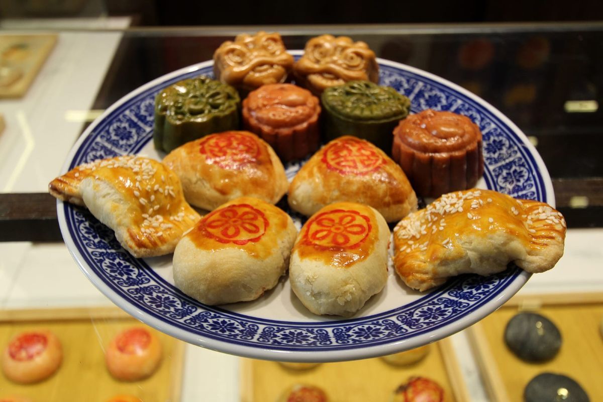 Rumah Kue Peranakan Tuan Wen 1980 hadir di kawasan Petak Enam, Glodok, Jakarta. Rumah kue ini menyajikan beragam kue khas peranakan Tionghoa, seperti pia dan mooncake, dengan mengusung konsep open kitchen. 