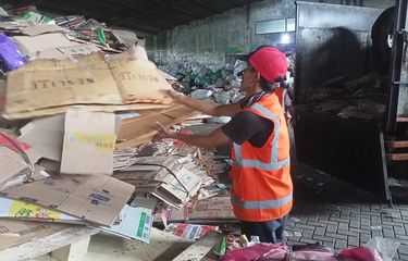 Bank Sampah Bersinar di Baleendah Kabupaten Bandung telah bertransformasi dari hanya sekedar kecintaan lingkungan menjadi salah satu pelopor pengelolaan sampah hingga tingkat Nasional