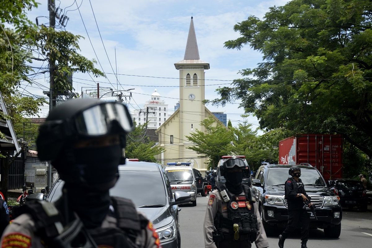 Petugas kepolisian berjaga di lokasi dugaan bom bunuh diri di depan Gereja Katolik Katedral, Makassar, Sulawesi Selatan, Minggu (28/3/2021). ANTARA FOTO/Abriawan Abhe/foc.