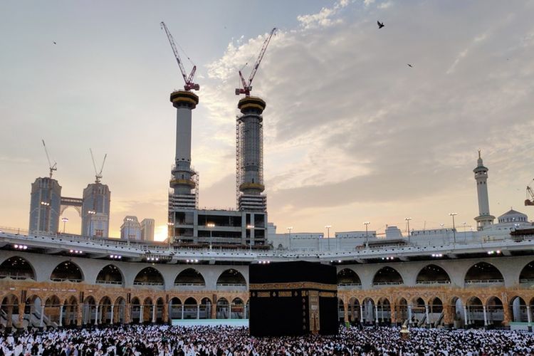 Ilustrasi jemaah sedang tawaf.