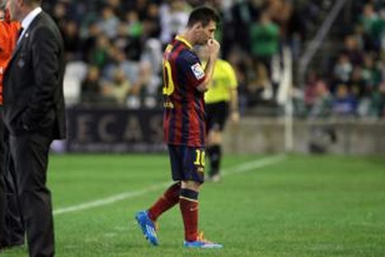 Striker Barcelona, Lionel Messi, mengalami cedera pada laga melawan Real Betis di Stadion Benito Villamarin, Sevilla, Minggu (10/11/2013). Messi didiagnosi mengalami cedera bisep pada kaki kirinya.