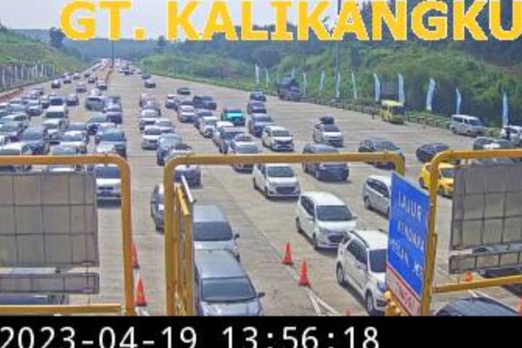GT Kalikangkung dipadati pengendara dari arah Jakarta