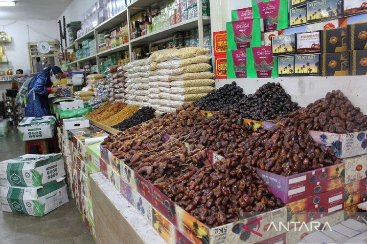 Pembeli memilih produk oleh-oleh haji di sebuah toko oleh-oleh haji kawasan Pasar Tanah Abang, Jakarta Pusat, Kamis (14/7/2022). Pedagang oleh-oleh haji akui penjualan musim haji tahun ini membaik. 