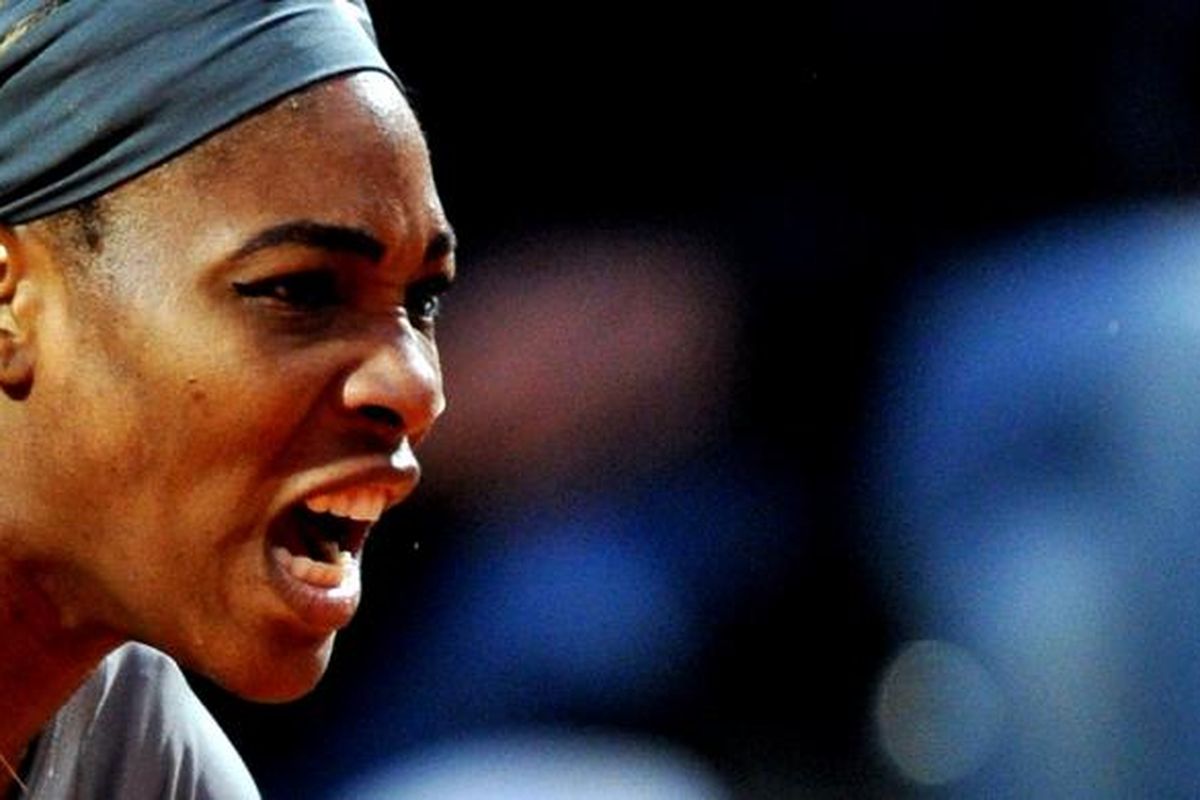 Petenis Amerika Serikat, Serena Williams, bereaksi ketika menghadapi petenis China, Zhang Shuai, pada perempat final Internazionali BNL d'Italia di Foro Italico, Jumat (16/5/2014). Williams menang 6-1, 6-3.