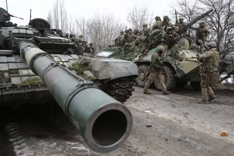 Pasukan Ukraina sedang bersiap menghalau serangan Rusia di kawasan Luhansk, 24 Februari 2022.