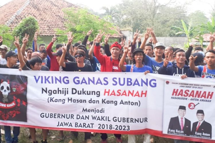 Viking Ganas Subang menyatakan dukungan untuk kemenangan pasangan yang dikenal dengan nama Hasanah tersebu di Sekretariat Viking Ganas, Jalan Ade Irma Suryani Nasution, Kabupaten Subang, Jumat(13/4/2018).