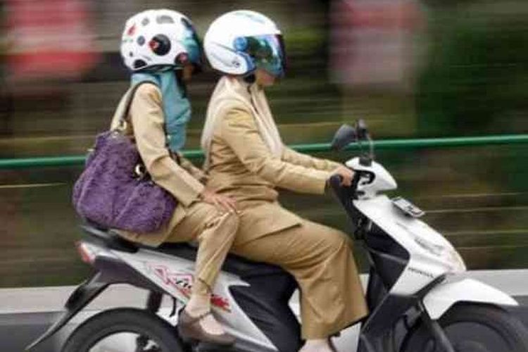 Ilustrasi wanita berkerudung mengendarai motor.