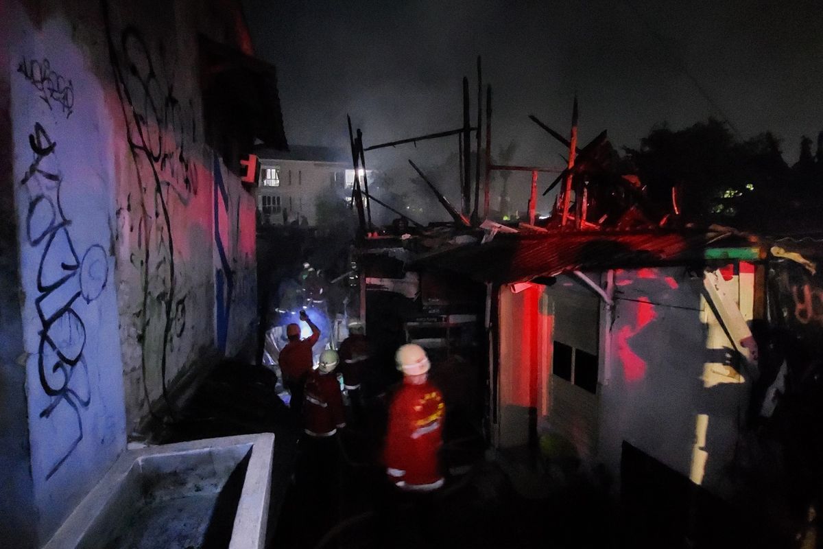 Kebakaran melanda puluhan rumah kontrakan di Jalan Kemanggisan Utama Raya, Kemanggisan, Palmerah, Jakarta Barat, pada Kamis (24/3/2022). 