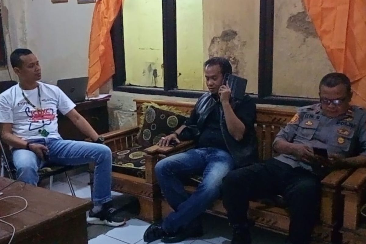 KPAID dan Unit PPA Polres Tasikmalaya saat sedang mendatangi rumah keluarga korban perundungan anak sampai meninggal di Singaparna, Kabupaten Tasikmalaya, Jumat (22/7/2022).