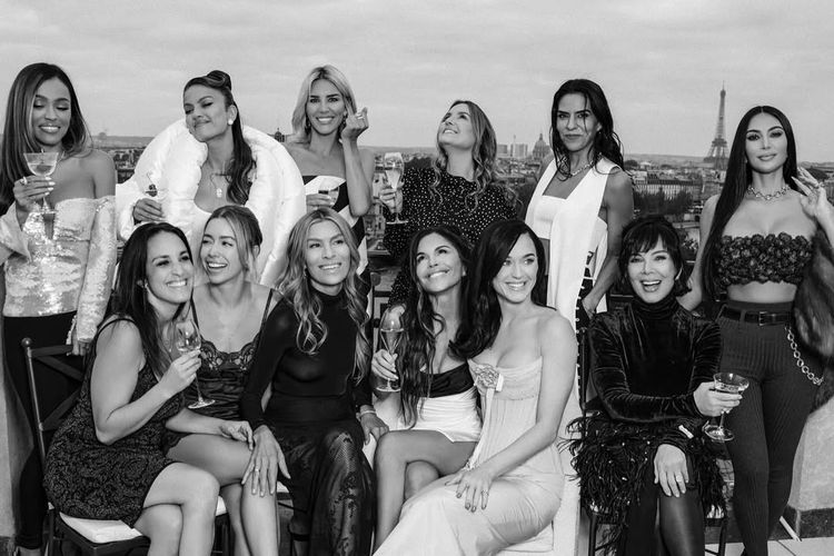 Tunangan Jeff Bezos, Lauren Sanchez (bawah, ketiga dari kanan), bersama teman-temannya yang mencakup Kim Kardashian, Katy Perry, Kris Jenner, dan Eva Longoria.