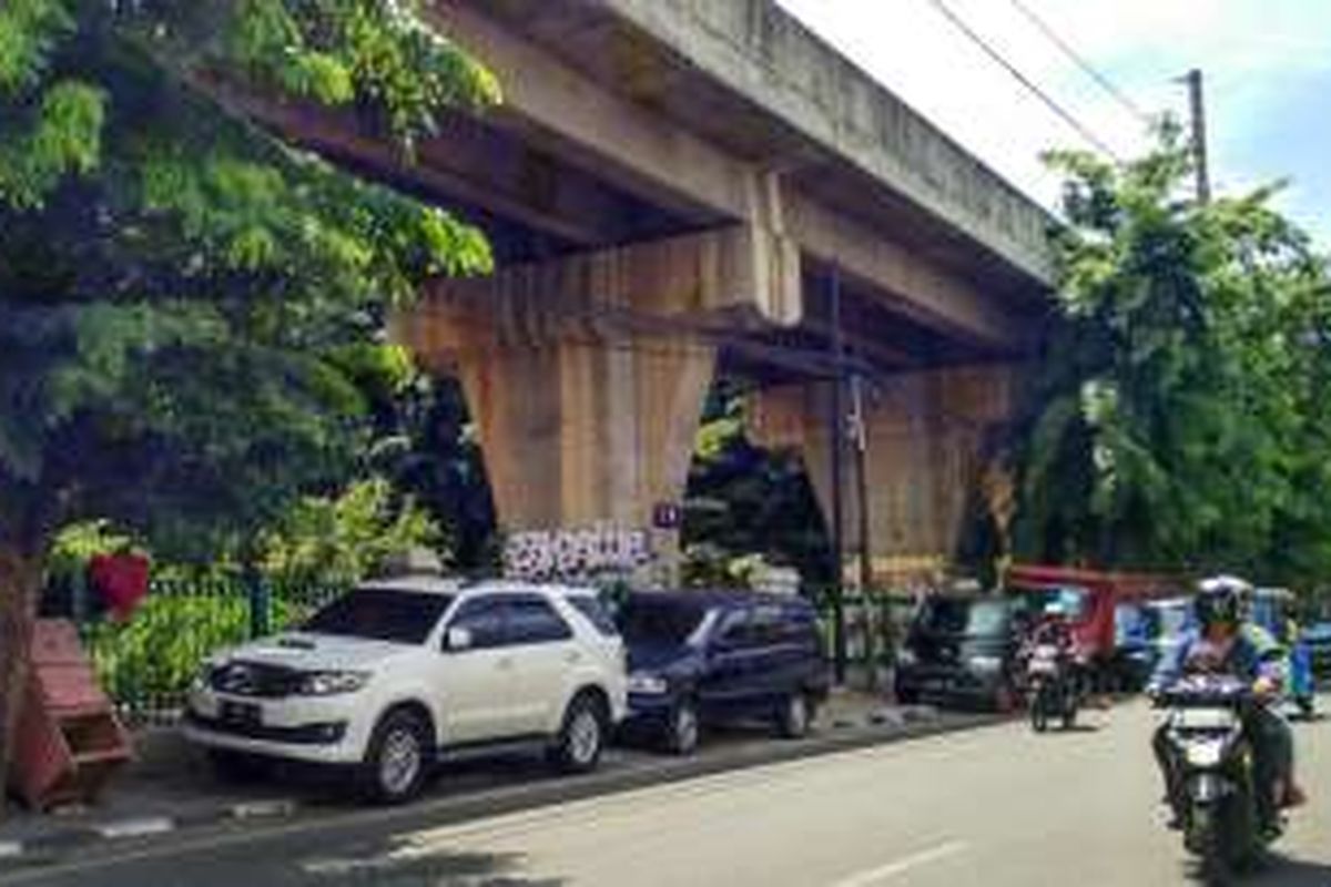 Warga memarkir kendaraannya sembarangan di Jalan Karang Anyar Raya, Sawah Besar, Jakarta Pusat, Jumat (8/4/2016).