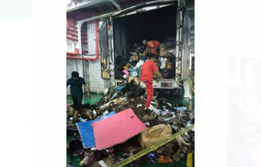 Tangkapan layar kondisi paket pelanggan dalam truk JNE yang terbakar di dalam Kapal Feri menuju ke Bakauheni, Lampung, Senin (1/3/2021).
