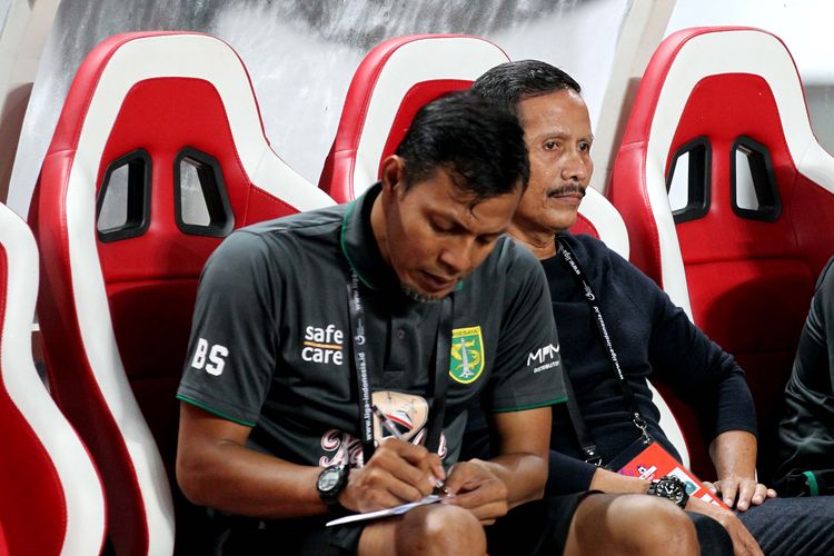 Mantan pelatih Persebaya Surabaya, Djadjang Nurdjaman (kanan).