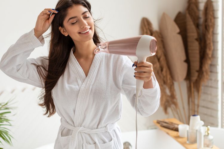 Mengeringkan Rambut dengan Hair Dryer, Pakai Suhu Panas atau Dingin?