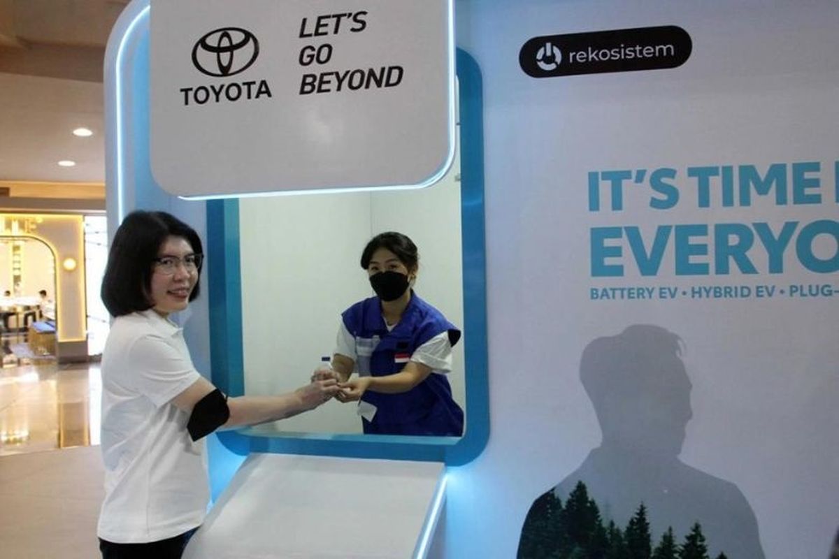 Dalam upaya menjaga bumi agar makin lestari, salah satu perusahaan otomotif kenamaan di Tanah Air, PT Toyota-Astra Motor (TAM) mengajak seluruh masyarakat untuk mendukung program netralitas karbon lewat kampanye bertajuk "It's Time for Eeveryone".