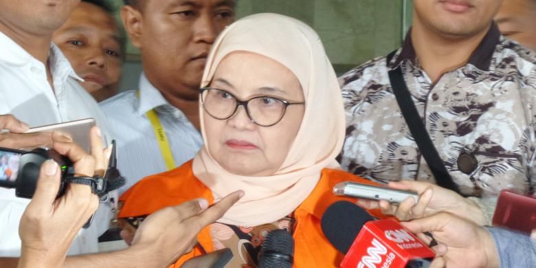 Mantan Menteri Kesehatan, Siti Fadilah Supari, seusai diperiksa sebagai tersangka di Gedung KPK Jakarta, Selasa (1/11/2016).