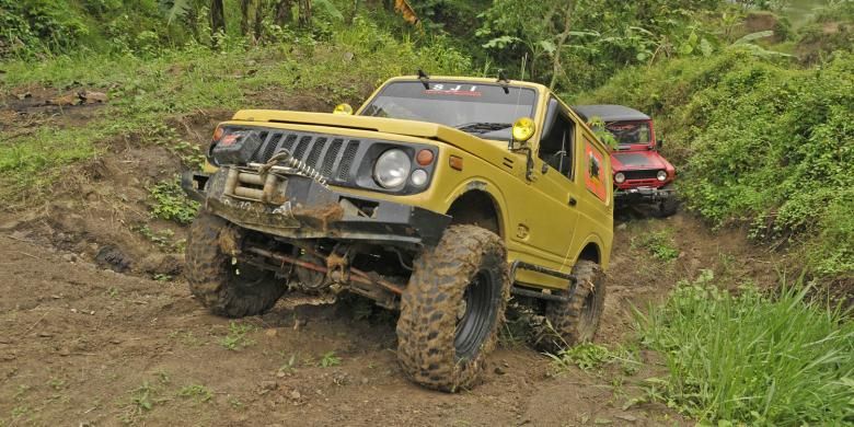 Panitia Dewa Ratna Adventure Off Road membuat trek atau jalur yang akan dipakai peserta dalam event yang digelar 28-30 Oktober 2016 mendatang.