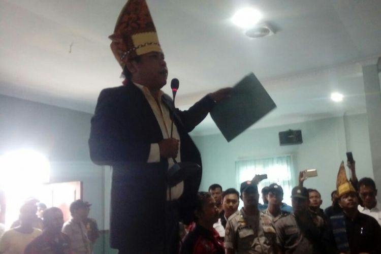 Salah seorang warga etnis Simalungun saat berdiri di meja ruangan rapat gedung DPRD Pematangsiantar, Rabu (25/7/2018).