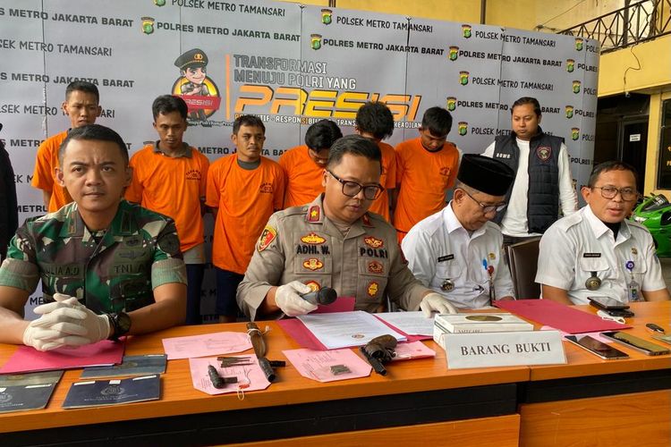 Pelaku curanmor ditangkap setelah sembilan kali melancarkan aksinya di wilayah Jakarta. Pelaku ditampilkan ke publik dalam rilis yang digelar di Mapolsek Metro Tamansari, Rabu (17/5/2023). 
