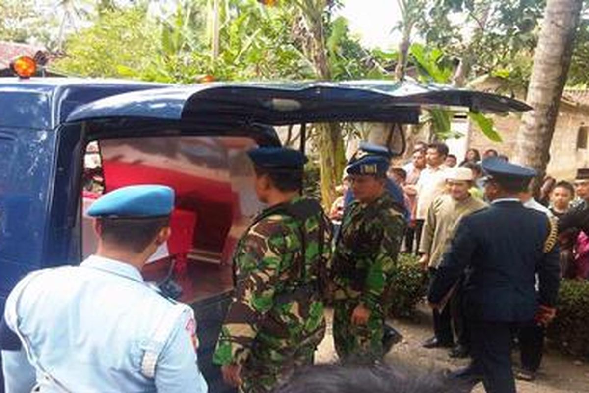 Jenazah almarhum Mayor (Pnb) Heri Setiyawan tiba di rumah duka di Pengasih,Kulon Progo, DIY. Siang ini, Jumat (22/6/2012) jenazah pilot Foker 27 yang jatuh di Halim Perdana Kusuma kemarin, itu dimakamkan di TMP Giripeni, Wates, Kulon Progo.