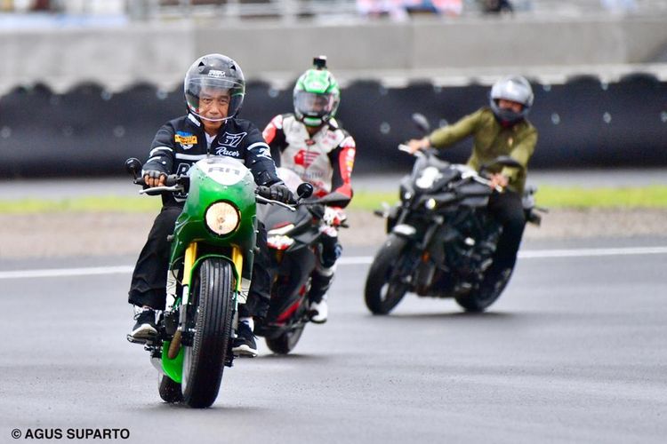 Presiden Joko Widodo (Jokowi) mengendarai motor saat menjajal langsung Sirkuit Mandalika di Kawasan Ekonomi Khusus (KEK) Mandalika di Desa Kuta, Lombok Tengah, Nusa Tenggara Barat (NTB), Jumat (12/11/2021). Dalam kunjungannya ke NTB, Jokowi dijadwalkan meresmikan Sirkuit Mandalika dan Jalan Bypass BIL-Mandalika, sebelum kejuaraan dunia balap motor seperti Asia Talent Cup (ATC) dan World Super Bike (WSB) digelar pada November ini.