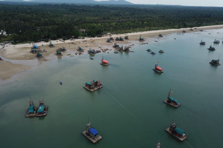 Salah satu wilayah penambangan timah sistem ponton isap produksi di Bangka yang kaya akan cadangan timah.