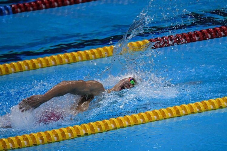 Perenang Cina Sun Yang memacu kecepatan saat bertanding pada babak final 400 meter Gaya Bebas Putra Asian Games ke-18 Tahun 2018 di Aquatic Centre GBK, Senayan, Jakarta Pusat, Selasa (21/8/2018). Sun Yang berhasil meraih medali emas dengan catatan waktu 3 menit dan 42.92 detik.