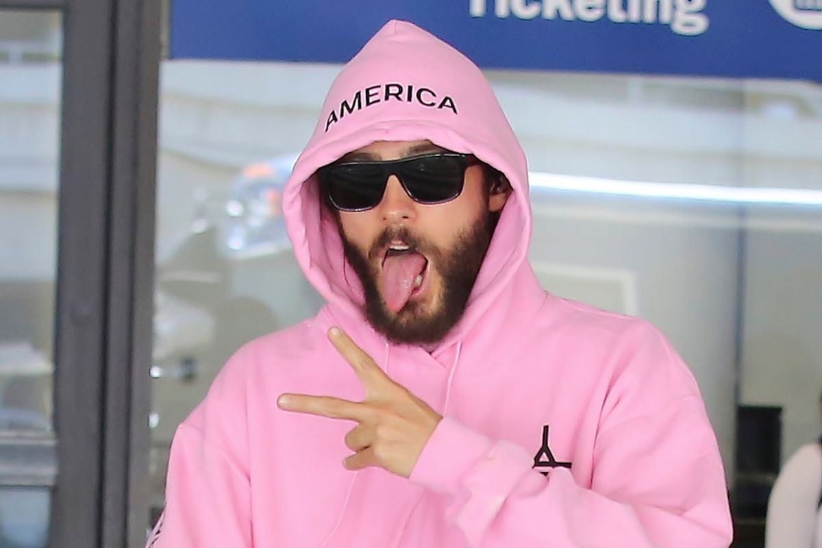 Jared Leto dengan sweatshirt yang berisi daftar model dengan bayaran tertinggi