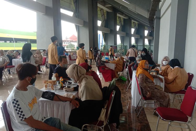 Gelaran vaksinasi di Stadion Candrabhaga, Kota Bekasi pada Selasa (29/3/2022). Banyak warga di Kota Bekasi yang rela memilih untuk mendapatkan vaksin demi bisa pergi ke kampung halamannya ketika momen libur lebaran 2022 nanti tiba.