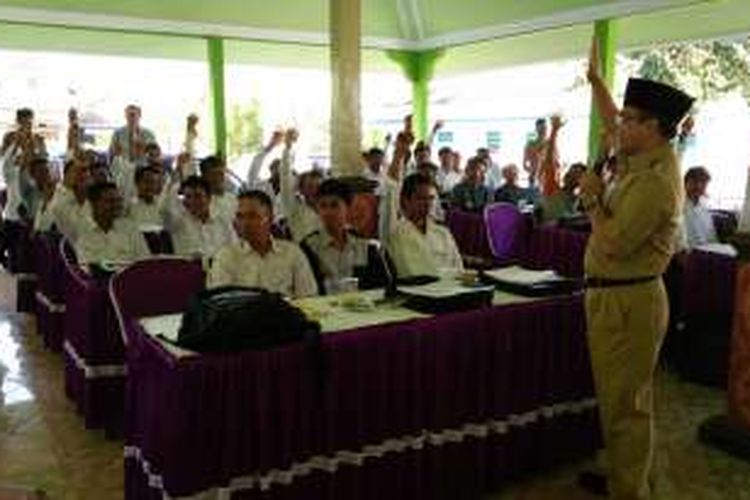 Bupati Banyuwangi Abdullah Azwar Anas saat menyapa para peserta pelatihan pramuwisata khusus Gunung Ijen di Desa Tamansari, Kecamatan Licin, Banyuwangi, Senin (21/3/2016).