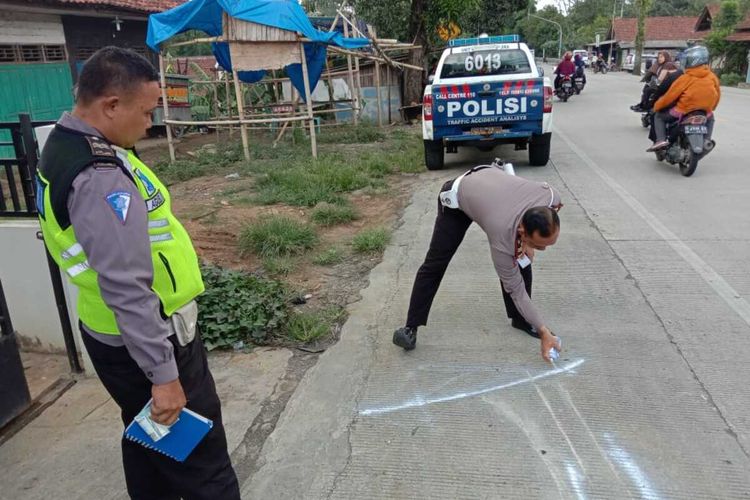 Polisi melakukan olah TKP di jalan raya Desa Pandansari, Kecamatan Ajibarang, Kabupaten Banyumas, Jawa Tengah, Sabtu (22/2/2020).