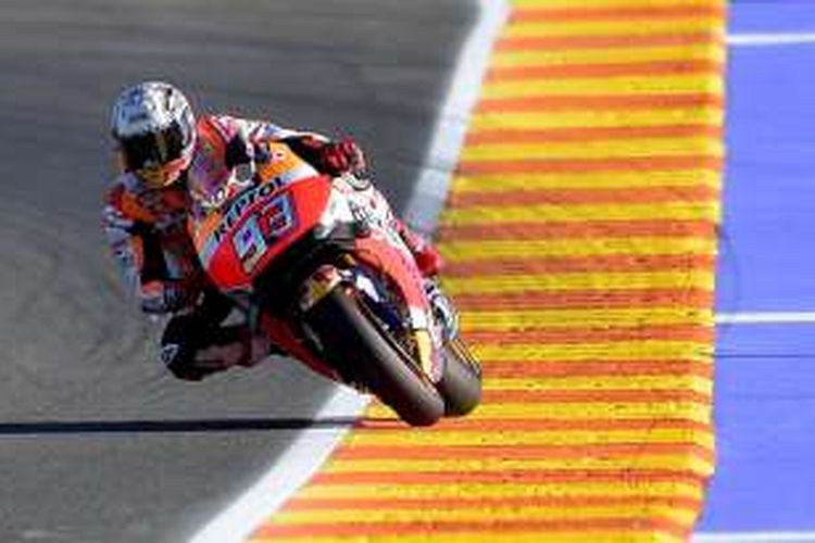 Pebalap Repsol Honda asal Spanyol, Marc Marquez, memacu motornya pada sesi latihan bebas ketiga GP Valencia di Sirkuit Ricardo Tormo, Jumat (11/11/2016).