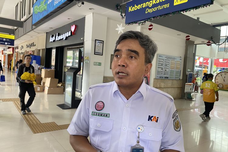 Manajer Humas KAI Daop 8 Surabaya, Luqman Arif, di Stasiun Surabaya Gubeng, Jumat (5/1/2024).
