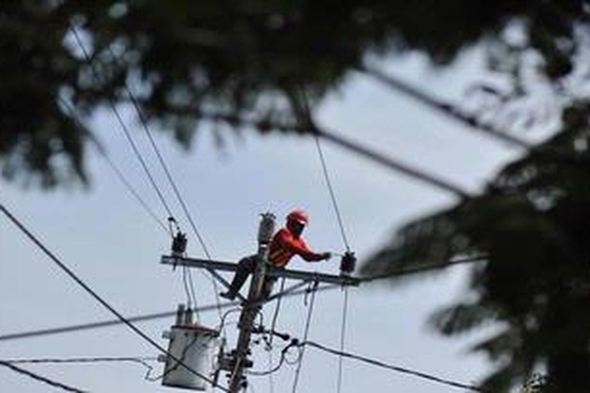 Pekerja dari rekanan PLN merawat dan memperbaiki jaringan listrik di Semarang, Jawa Tengah, Sabtu (21/5/2011). Rencana Pemerintah untuk menaikkan tarif dasar listrik sebesar 10-15 persen pada 2012 mendapat penolakan, salah satunya dari kalangan industri yang menganggap kebijakan tersebut akan menambah beban terutama yang banyak menggunakan listrik dan banyak menyerap tenaga kerja. 