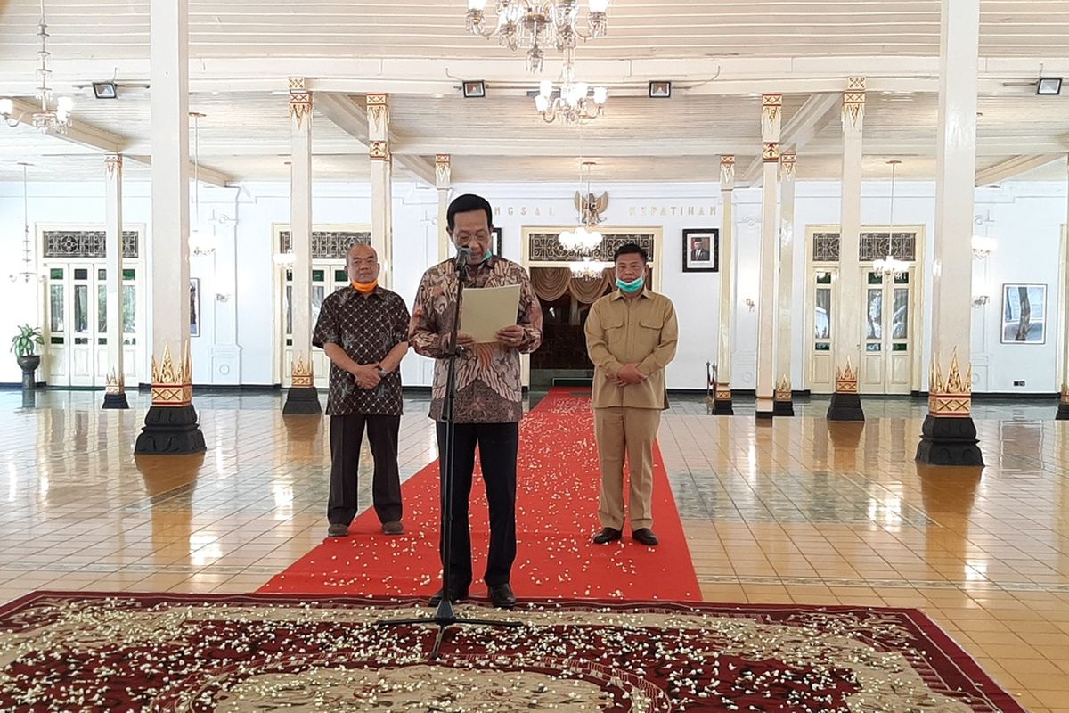 Raja Keraton Ngayogyakarta Hadiningrat, Sri Sultan HB X saat membacakan pesan untuk warga mengenai wabah pandemik Covid-19 yang sedang terjadi di Daerah Istimewa Yogyakarta.