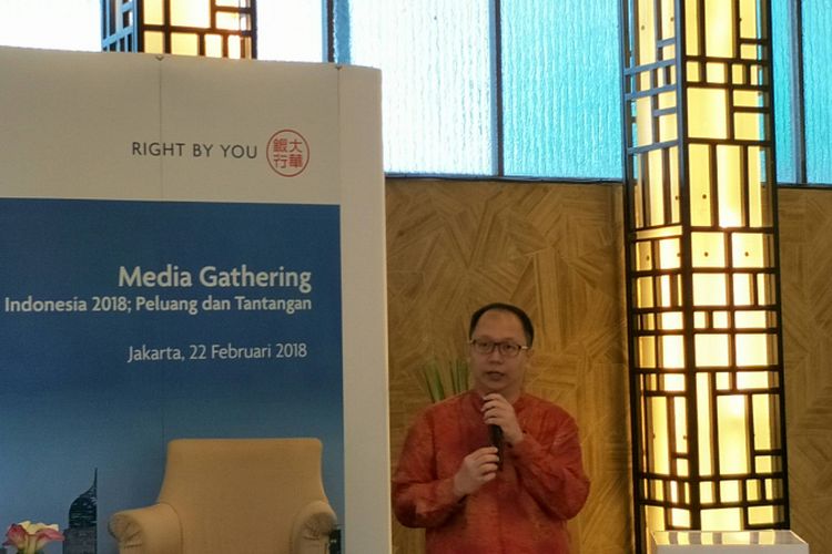 Head of Economic & Research PT United Overseas Bank (UOB) Enrico Tanuwidjaja saat acara media gathering UOB di Hotel Shangri-La, Jakarta, Kamis (22/2/2018).