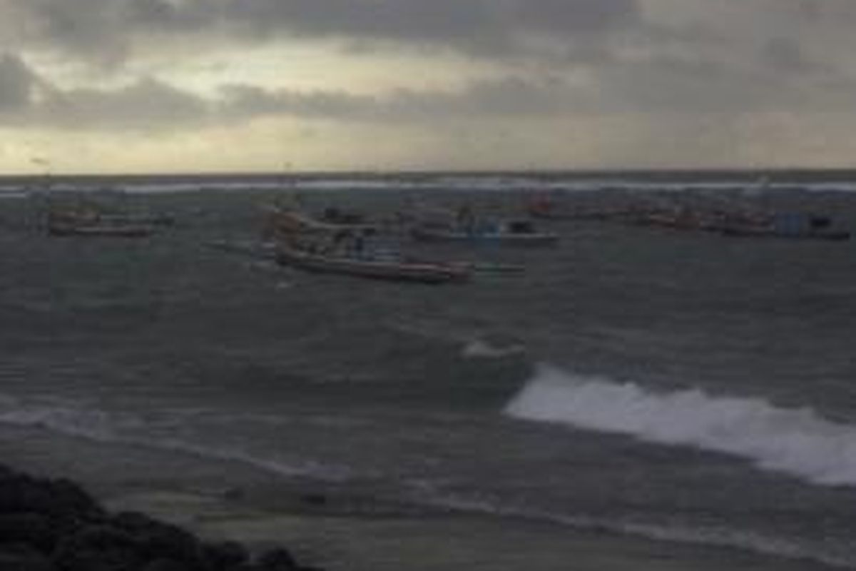 Kondisi Badai dengan ketinggian ombak hingga tiga meter satu bulan terakhir di perairan laut Bengkulu mengakibatkan ribuan kepala keluarga nelayan tidak berani melaut, untuk bertahan hidup para nelayan terpaksa harus berhutang kepada rentenir atau lintah darat