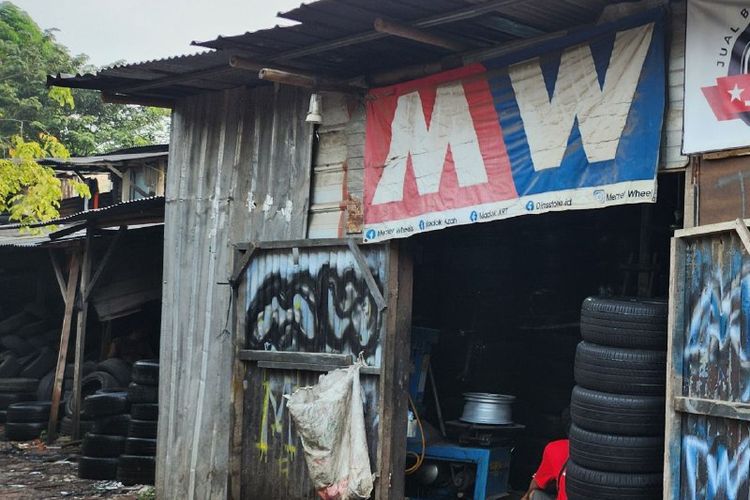 MW Wheels, tempat jual beli ban mobil bekas yang terletak di Bintaro, Jakarta Selatan.