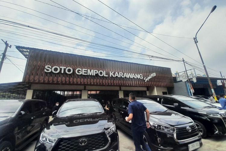 Rumah Makan Soto Gempol Karawang, salah satu makanan legendaris dari Kota Lumbung Padi di Jalan Ranggagede, Kelurahan Tanjungpura, Kecamatan Karawang Barat, Karawang, Jawa Barat.