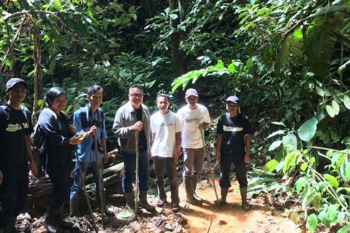 Rhenald Kasali bersama tim tengah memasuki hutan di Bengkulu guna melihat Refflesia Arnoldii mekar.