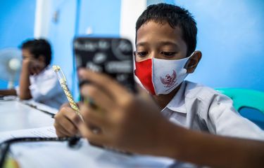 Sejumlah pelajar melakukan kegiatan Pembelajaran Jarak Jauh (PJJ) di Balai Warga RT 05/RW 02 Kelurahan Galur, Johar Baru, Jakarta Pusat, Selasa (1/9/2020). JAK Wifi adalah program internet gratis dari Pemprov DKI Jakarta yang ditujukan untuk pelajar di permukiman padat penduduk yang kesulitan mengakses internet.