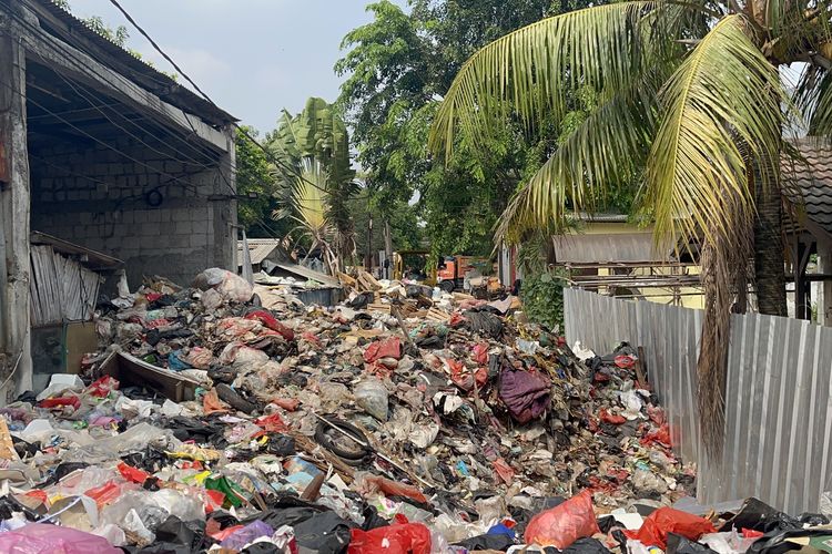 Sampah Menggunung di Depan SDN Kedaung Kali Angke Jakbar Ganggu Akses Mobil MBG