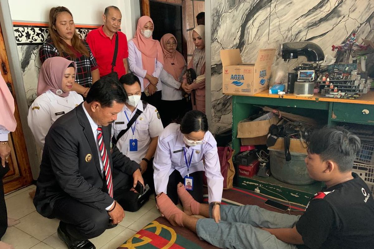 Wali Kota Madiun, Maidi menjenguk siswa SMPM 10 bernisial G yang dihukum gurunya lari berkeliling lapangan basket hingga dua telapak kakinya melepuh di kediamannya, Jalan Nggenen Kota Madiun, Jawa Timur, Rabu (4/10/2023) 