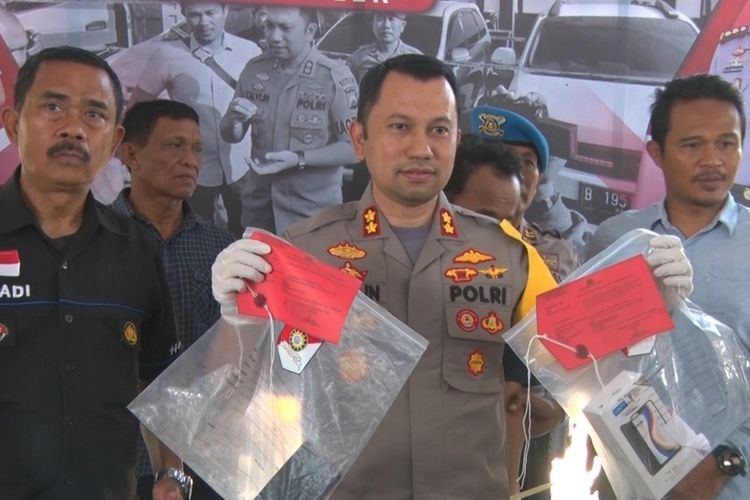 Kapolres Trenggalek AKBP Jean Calvijn Simanjuntak (baju dinas) menunjukkan barang bukti telepon genggam, hasil tindak kejahatan penjambretan.