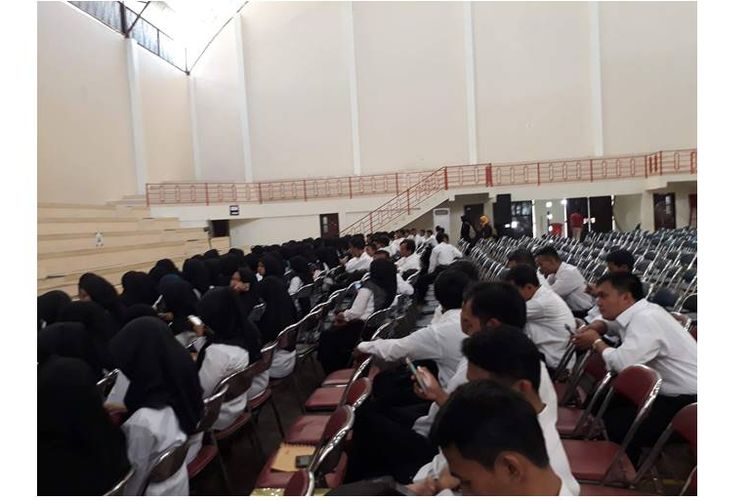 Beberapa peserta seleksi CPNS 2018 berkumpul di aula untuk mengetahui perubahan jadwal tes SKD di Pemprov Jateng pada Jumat (26/10/2018).